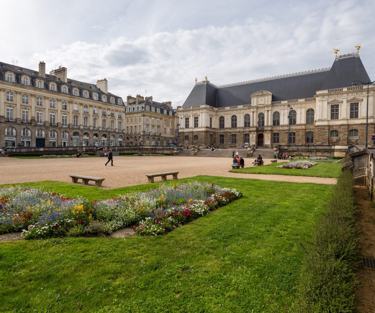 Vue d'ensemble de la place du parlement de Bretagne à Rennes (France), depuis son angle sud-est.